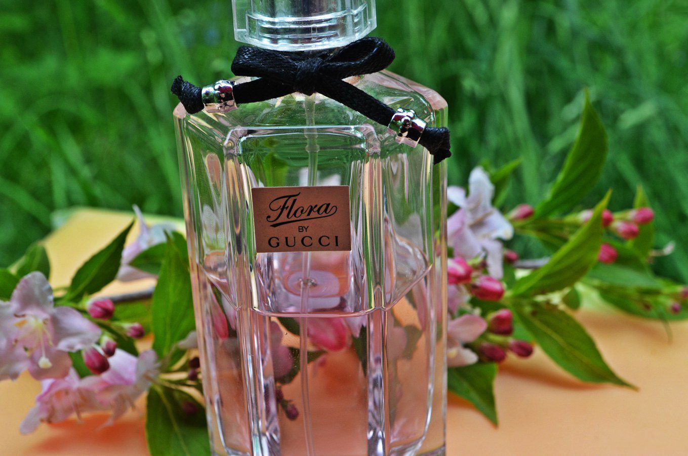 Flora gorgeous gardenia. Gucci Flora gorgeous gardenia 7.4 мл. Гуччи Гардения реклама. Gucci Flora by Gucci gorgeous gardenia, туалетная вода 15мл. Флора Гардения Жасмин.