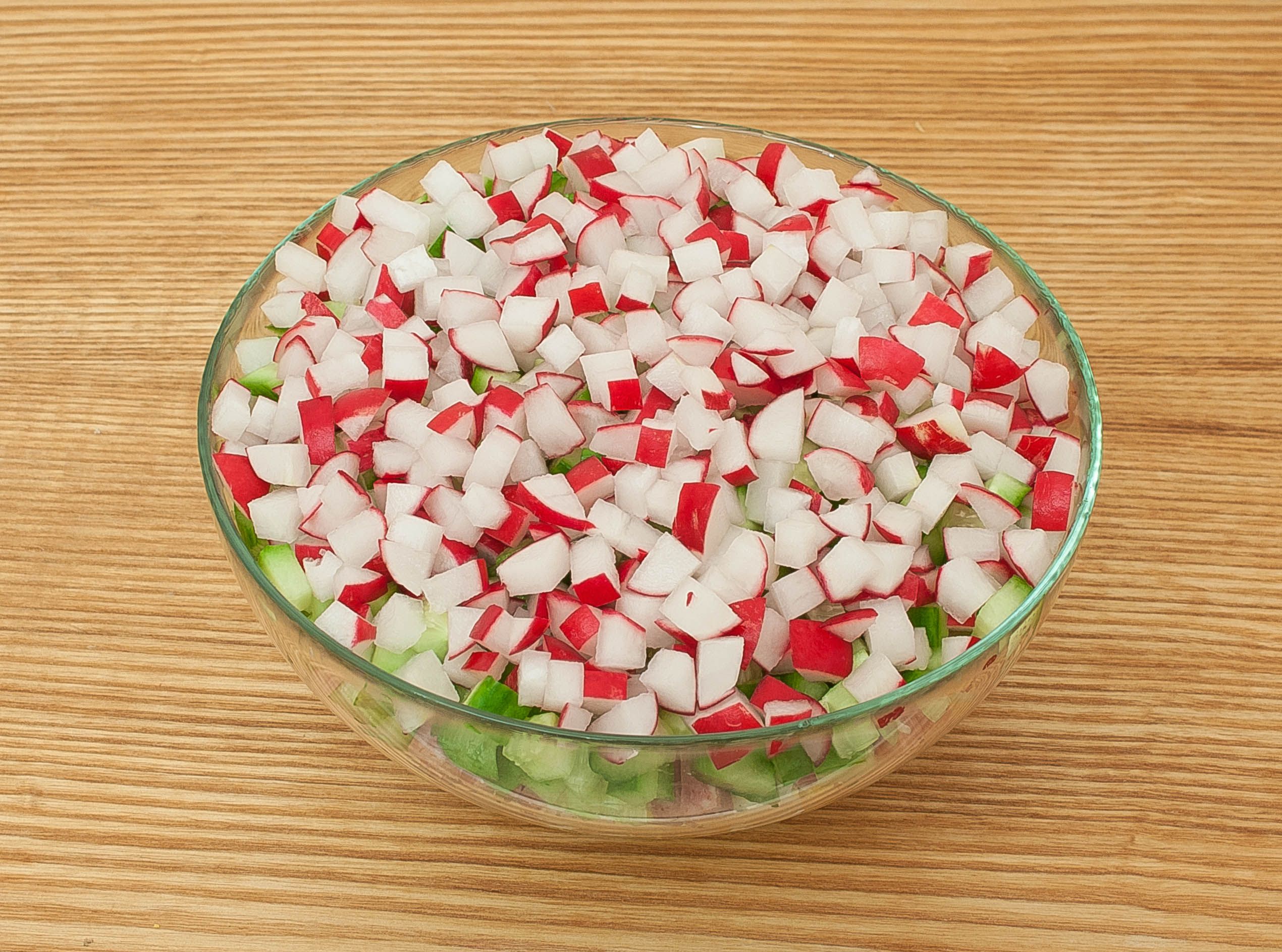 Приготовление окрошка с колбасой. В окрошку добавляют редиску. В окрошку добавляют редиску. В окрошку добавляют редиску. Окрошка без колбасы редиса и укропа.