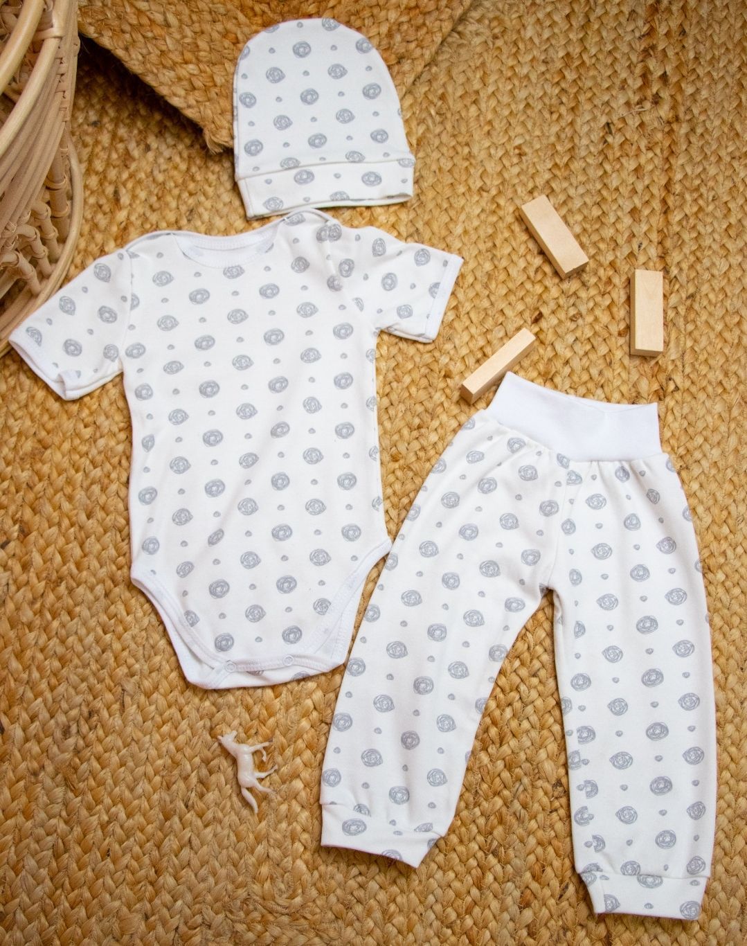 Боди штанишки. Одежда для недоношенных мальчиков. Бодики с лисичками для новорождённых. Боди штанишки. Боди со штанами детские.