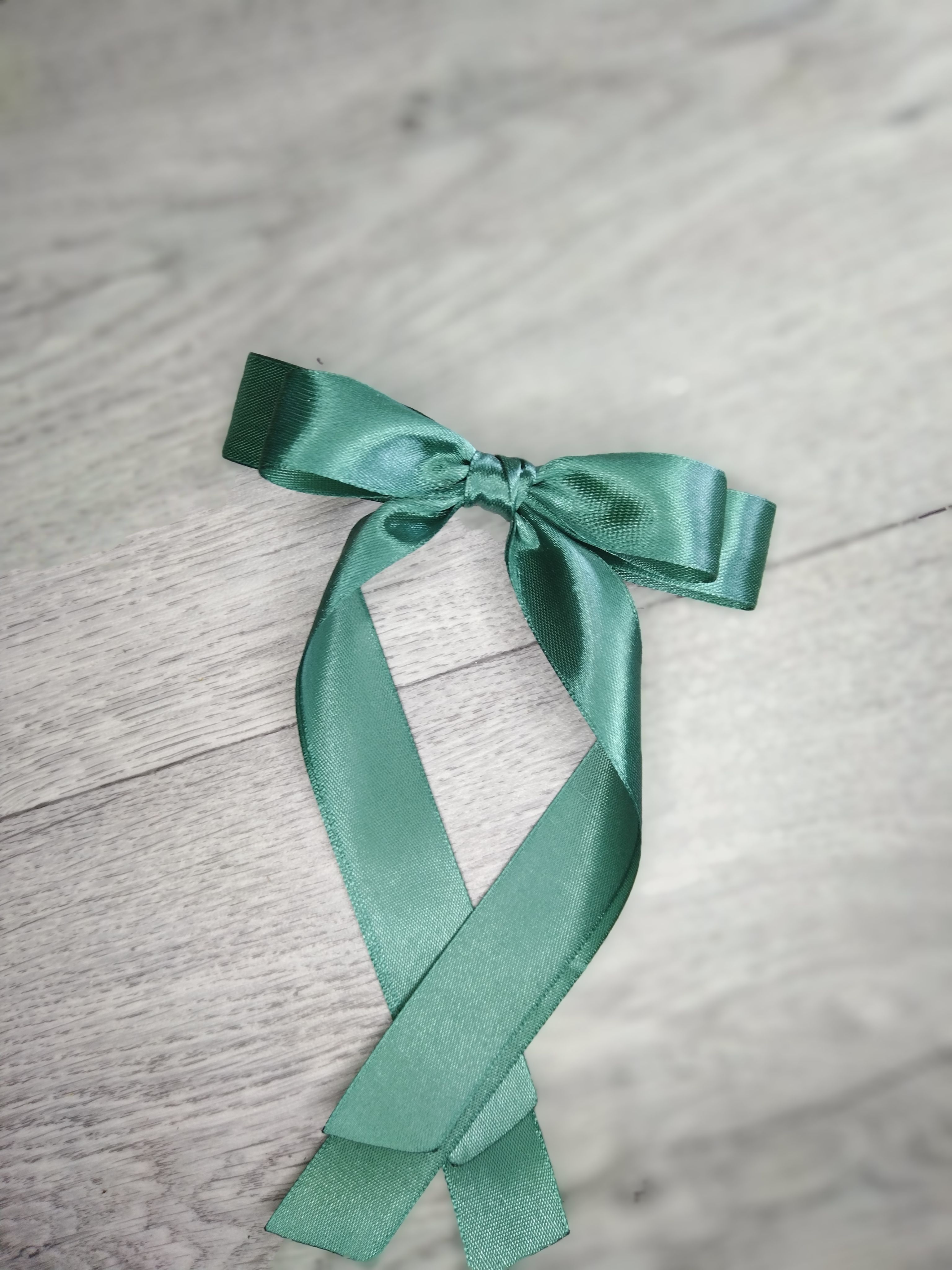 Бант на заколке школьный белый, аксессуар атласный бант лента для волос , бантик для девочек на последний звонок или выпускной