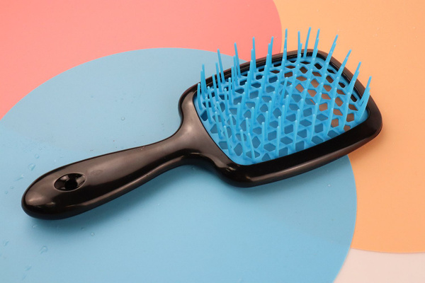 качественная расческа для волос на столе