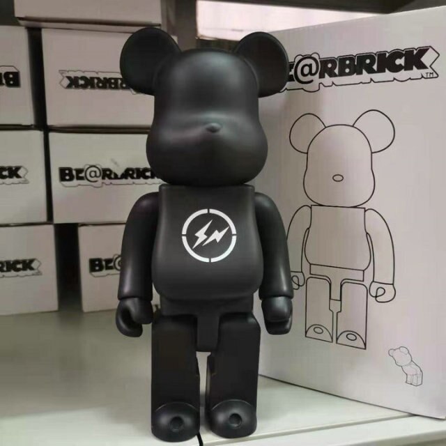 Мишки строительный поэлитилен. Фигурки медведей Bearbrick. Мишки трендовые Bearbrick. Мишка из блоков. Mr Block медведи