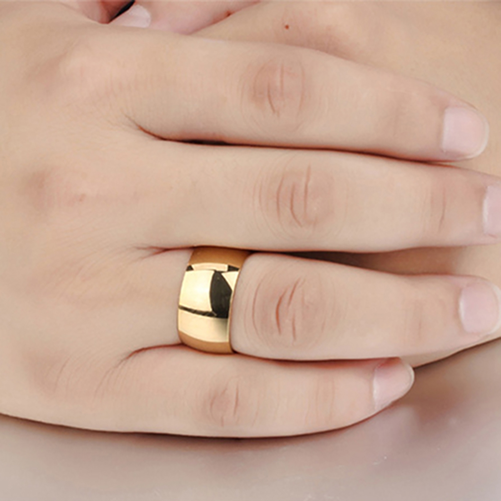 Широкое кольцо на руке
