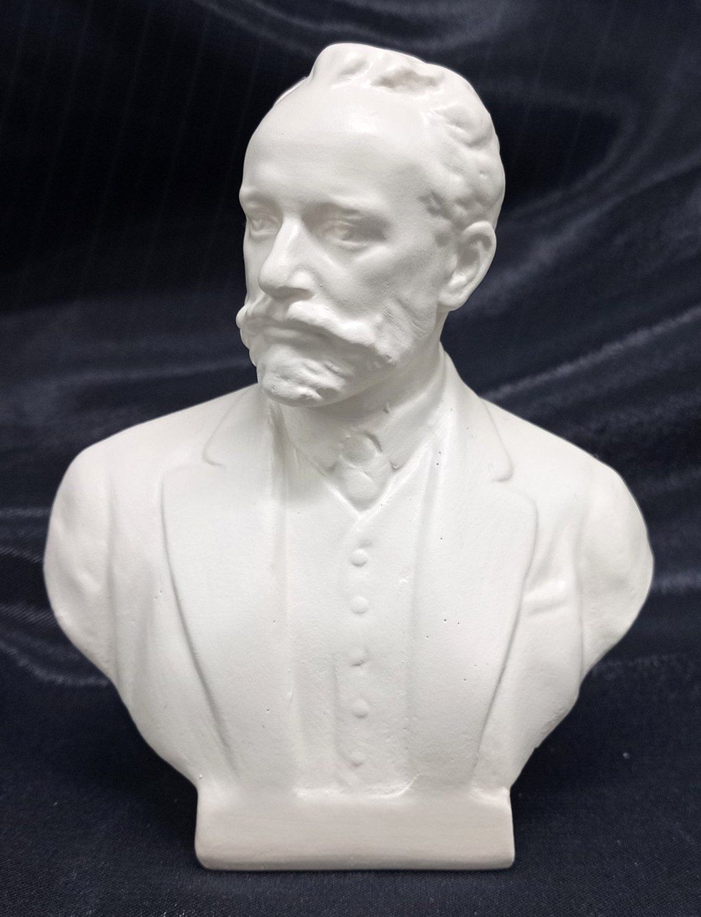 Статуэтка бюст. Статуэтка бюст. Бюст путина сима ленд. Фигурка петр i-бюст e113290. Статуэтка бюст.