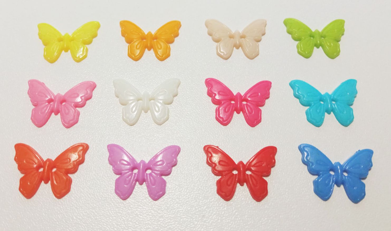 Butterfly 12. Пуговицы бабочки. Бабочки 12 штук. Бабочка из пуговиц. Цветные пуговицы