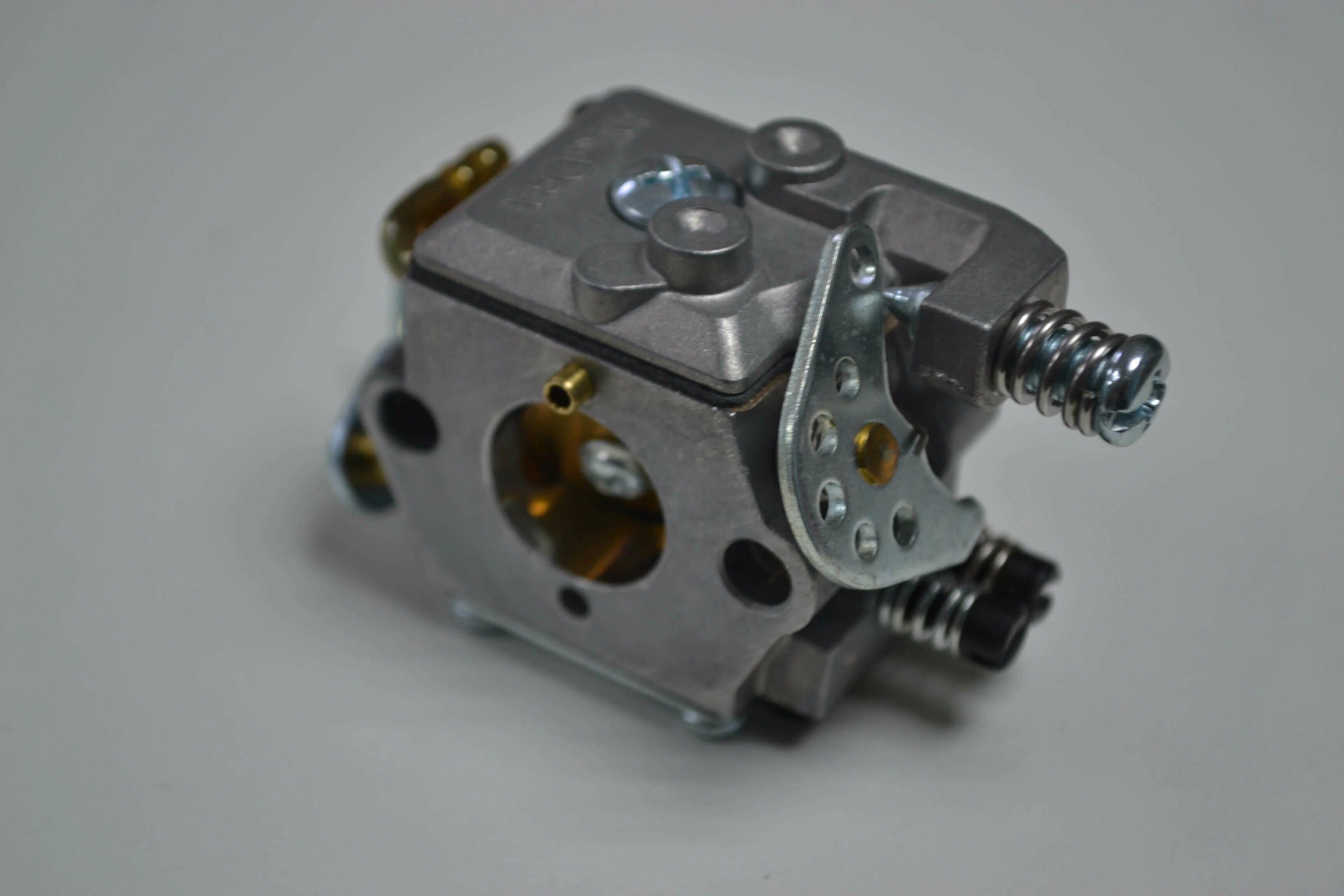 Регулировка карбюратора олео мак 936. Бензопила олео мак регулировка карбюратора. Какой ключ нужен для регулировки карбюратора бензопилы олео мак937. Бензопила олео мак 937 карбюратор. Карбюратор бензопилы олео мак 937.