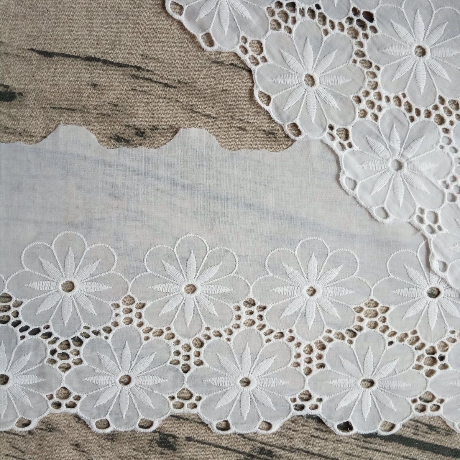 Кружеводлярукоделия"Шитьеширокоецветы",белое,ширина19см,отрез1м(цветок7см)