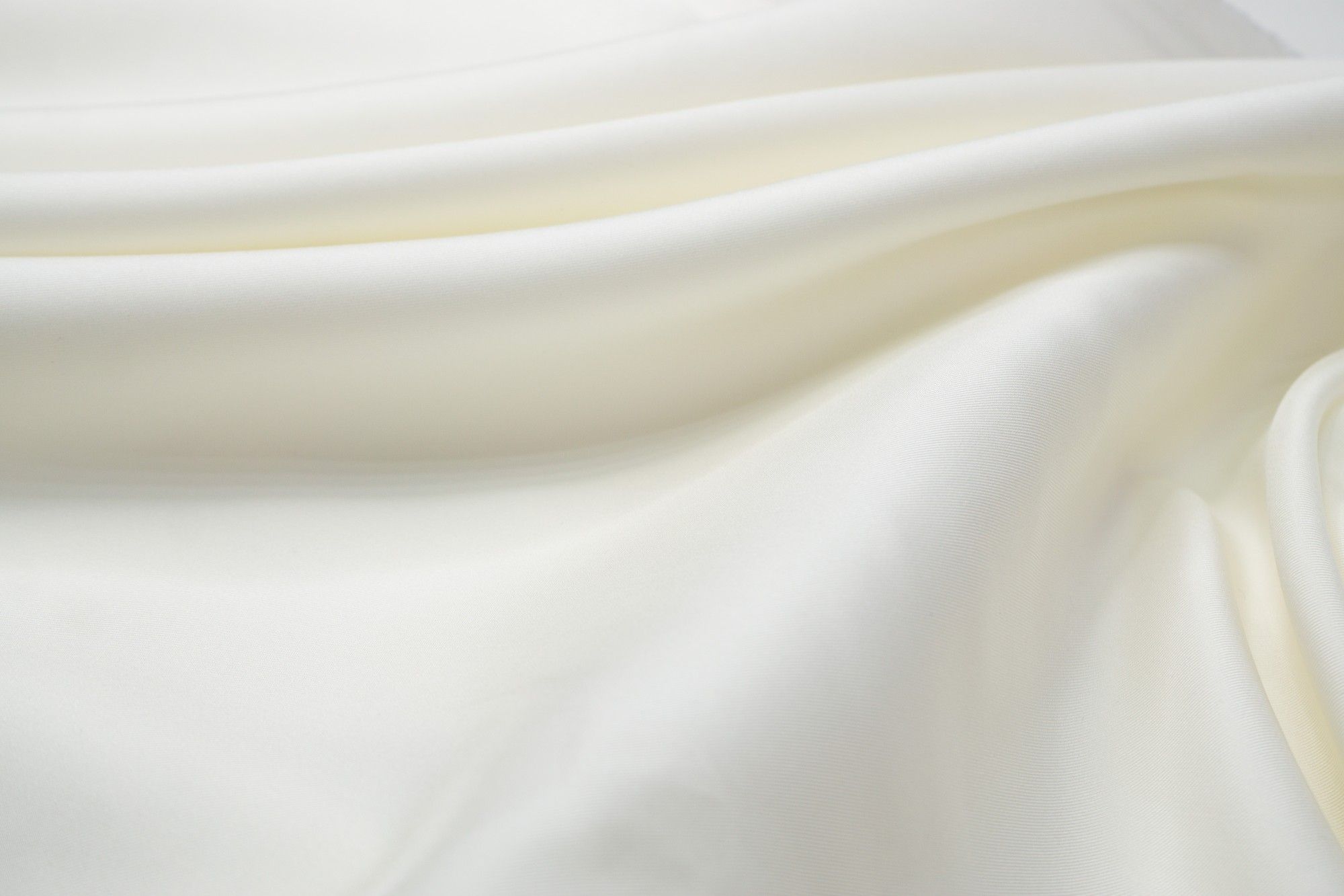 Натуральный шелк с выраженным диагональным плетением в благородном молочном...