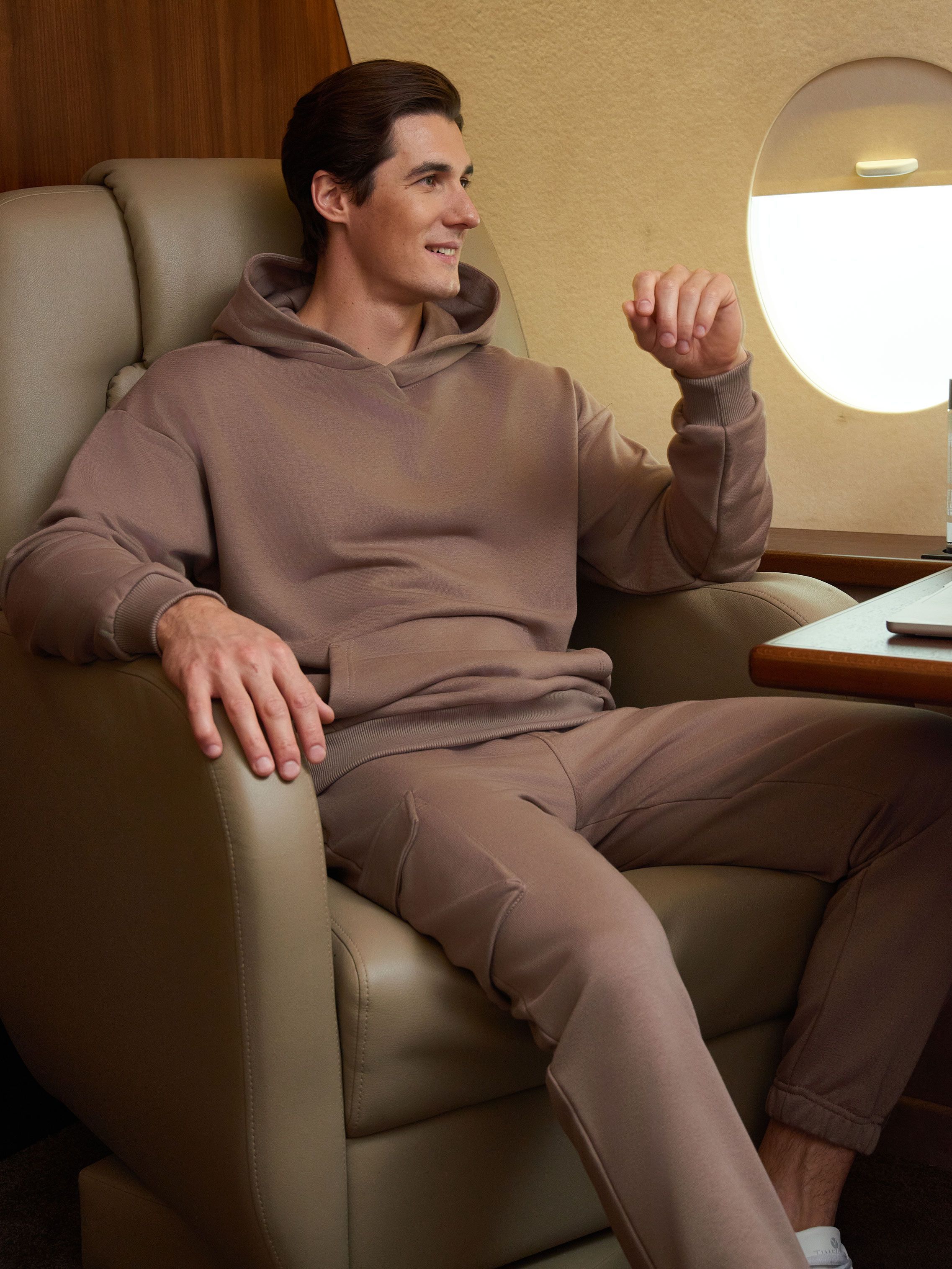 одежда клоуна. костюм клоуна на белом фоне. костюм разблокировали. клоунский наряд. костюм клоуна пети 128-134.