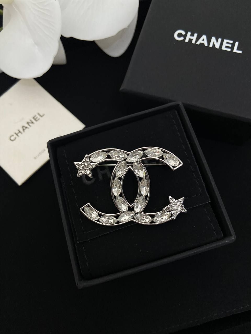 Брошь в стиле CHANEL в виде логотипа модного дома со звёздочками в  брендовой упаковке Шанель - купить с доставкой по выгодным ценам в  интернет-магазине OZON (1388062074)