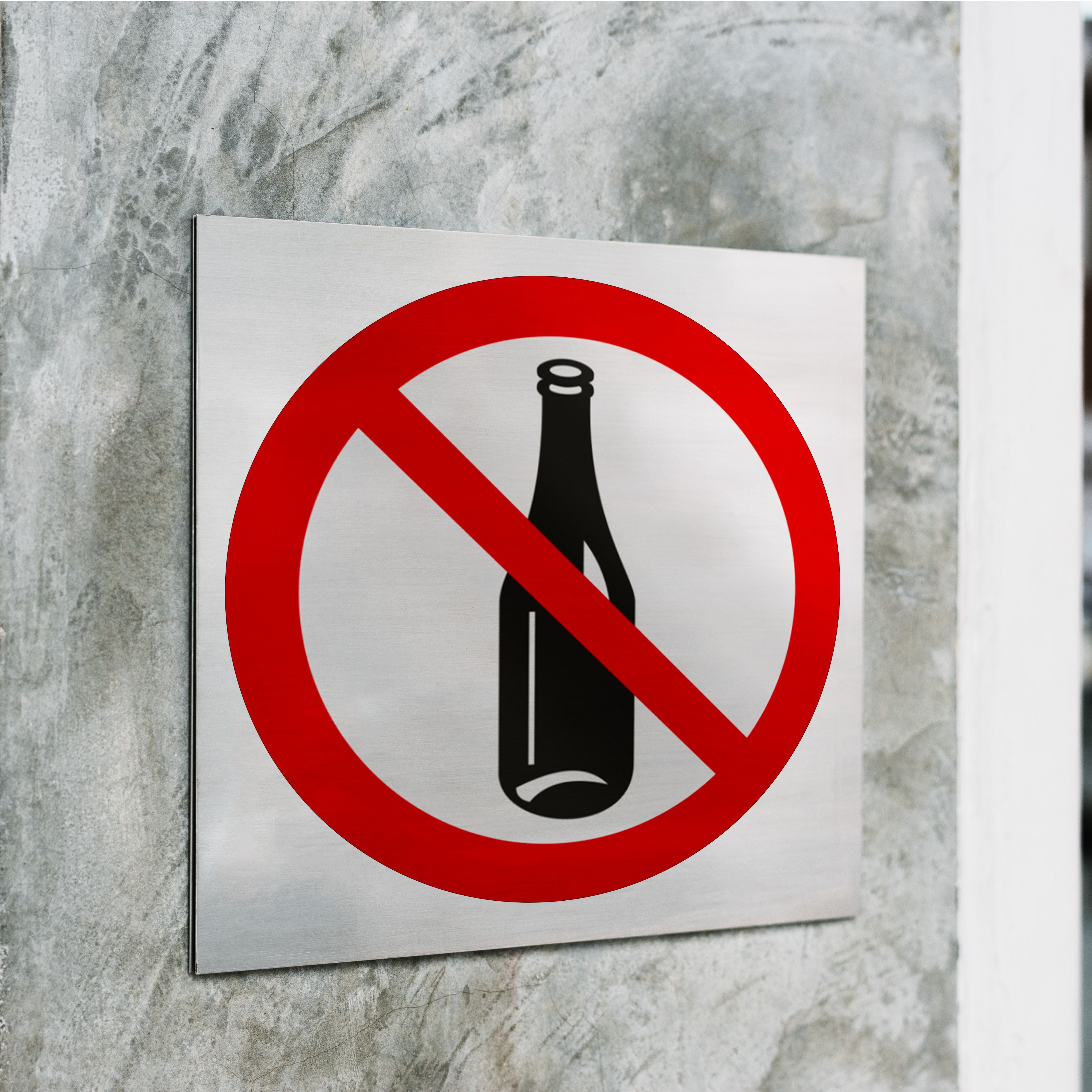 Какие напитки запретили. Алкогольные напитки запрещены. Употребление спиртных напитков в магазине запрещено. Знак распитие спиртных напитков запрещено. Распитие спиртных напитков запрещено табличка.