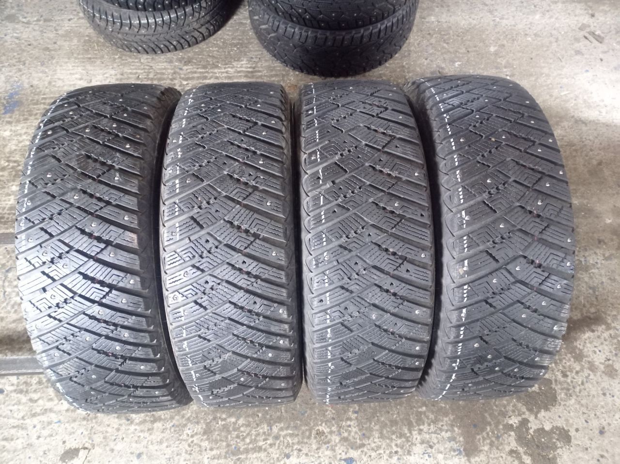 Goodyear 215 60 r17. Куплю резину зима 215 60 17.