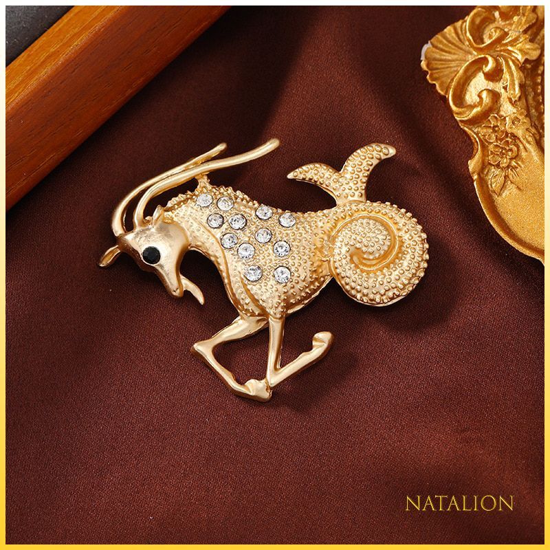 брошь козерог золотистый цвет. брошь козерог. брошки козерог из бисера. брошка козерог бисер. брошь знаки зодиака "козерог".
