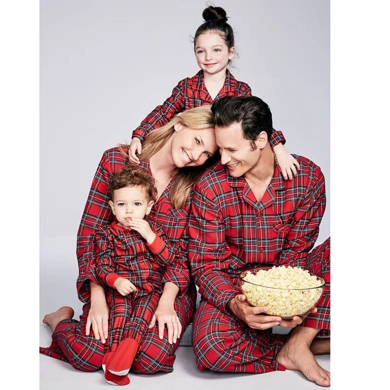 Пижамы Фэмили лук для всей семьи новогодние. Одежда для фотосессии для всей семьи. Пижамы в клетку для всей семьи. Новогодние пижамы в клетку для всей семьи. Папа и дочки одежда