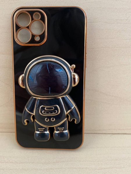 множество различных чехлов для смартфона на столе