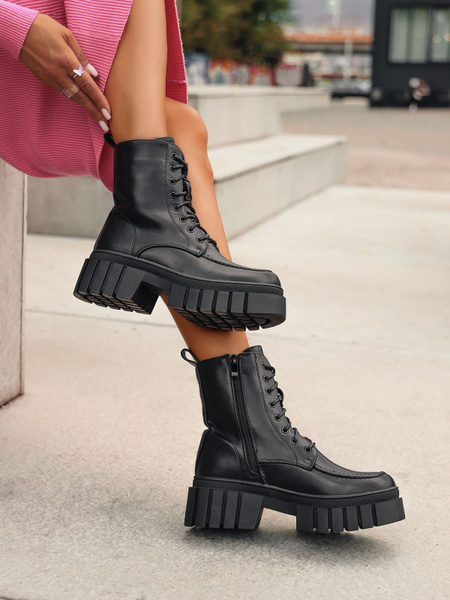 женские ботинки на тракторной подошве крупным планом