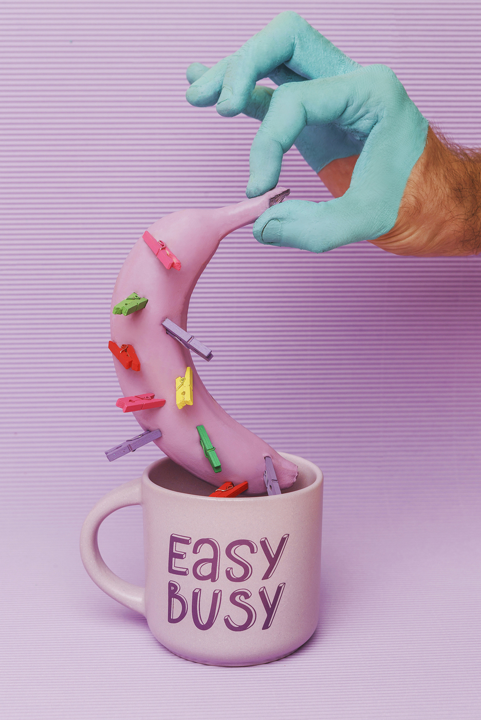 Easy busy. Фиолетовая ашка ИЗИ Макс. Кружка easy Cat. Фиолетовая Кружка с надписью.