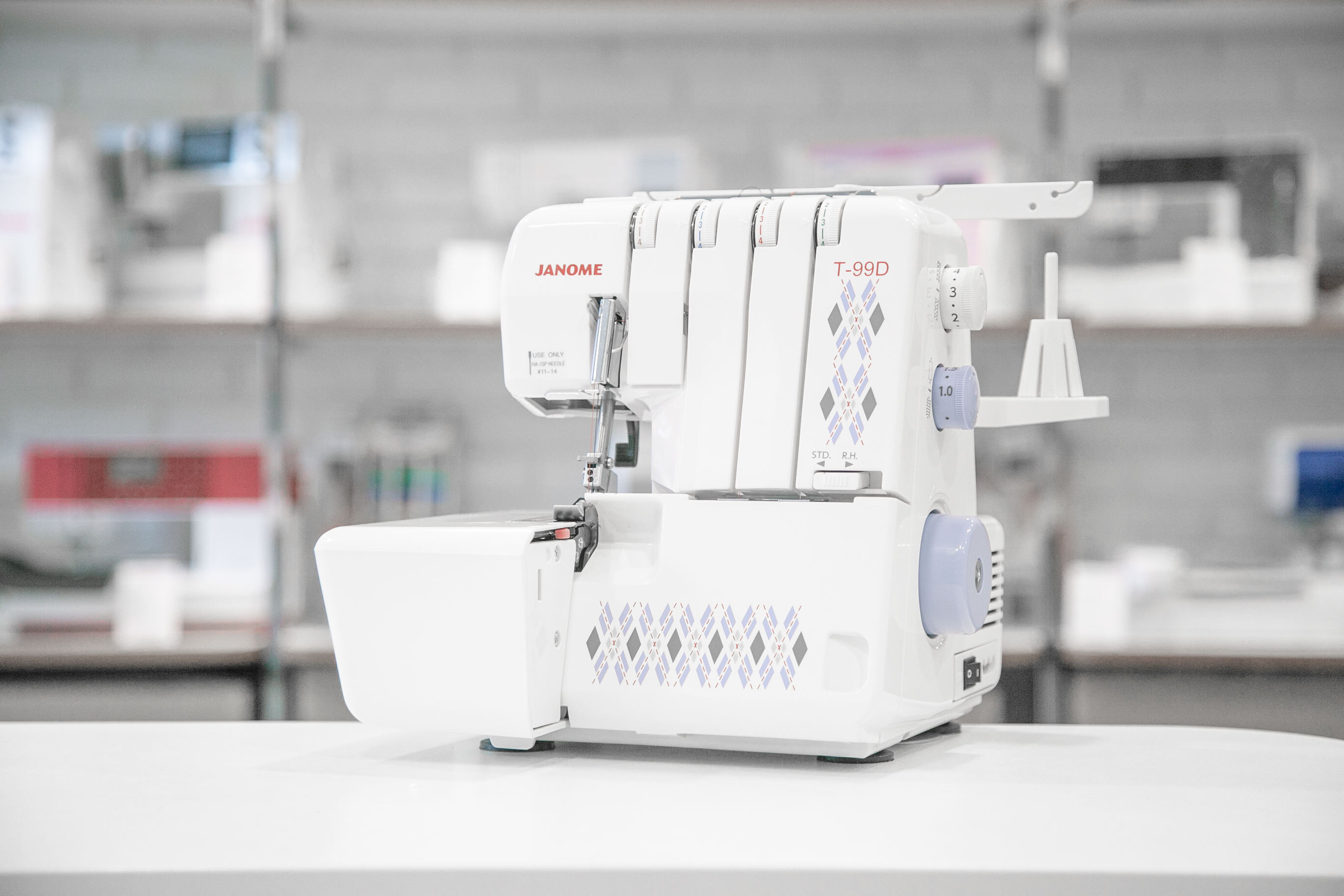 Оверлок janome 795мl. Швейная машина janome t-99d. Оверлок janome 765мl. Оверлок джаноме т 99. Оверлок janome t-99d.