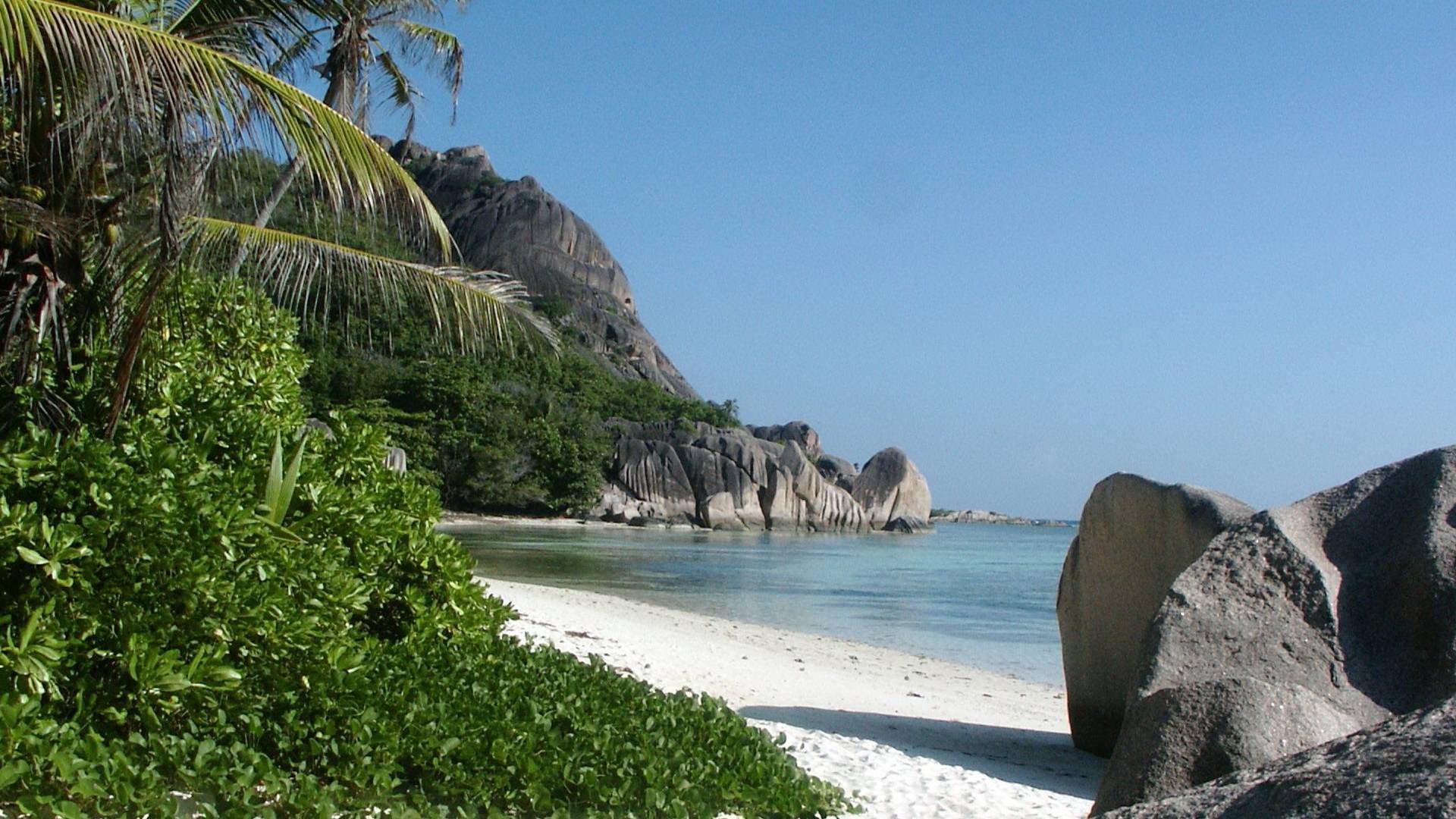 50 islands. Сейшелы пляж с камнями.
