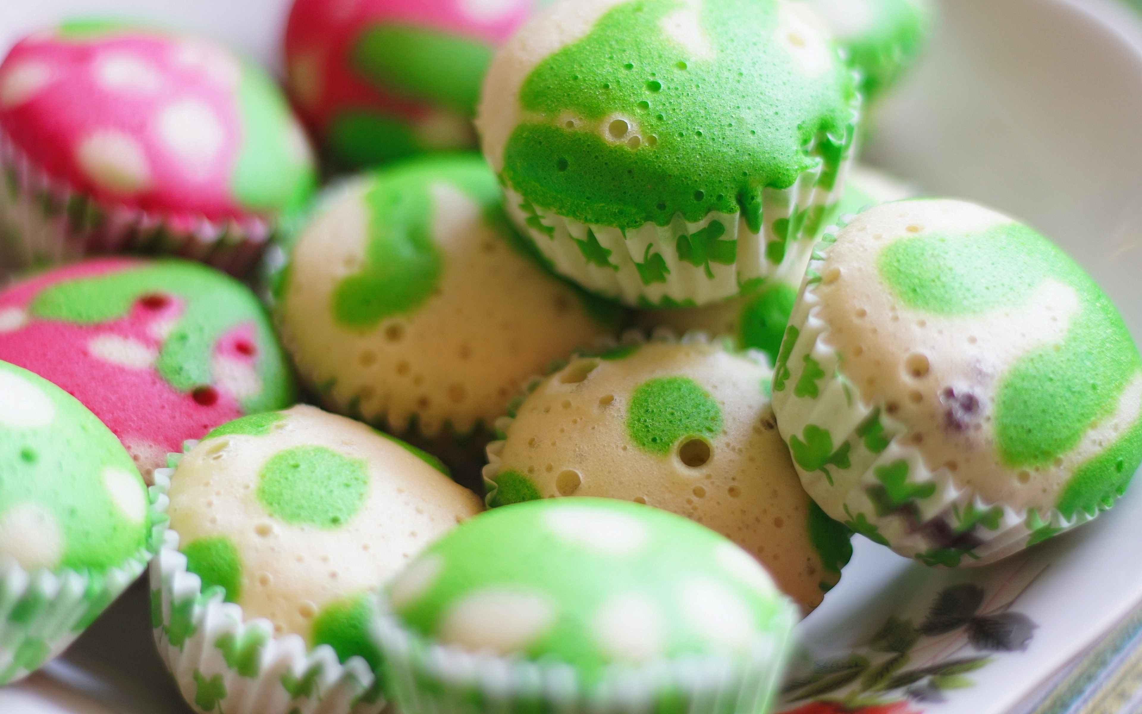 Зеленые сладости. Зеленые вкусняшки. Сладости зеленого цвета. Зеленая еда сладости. Цветные кексы.