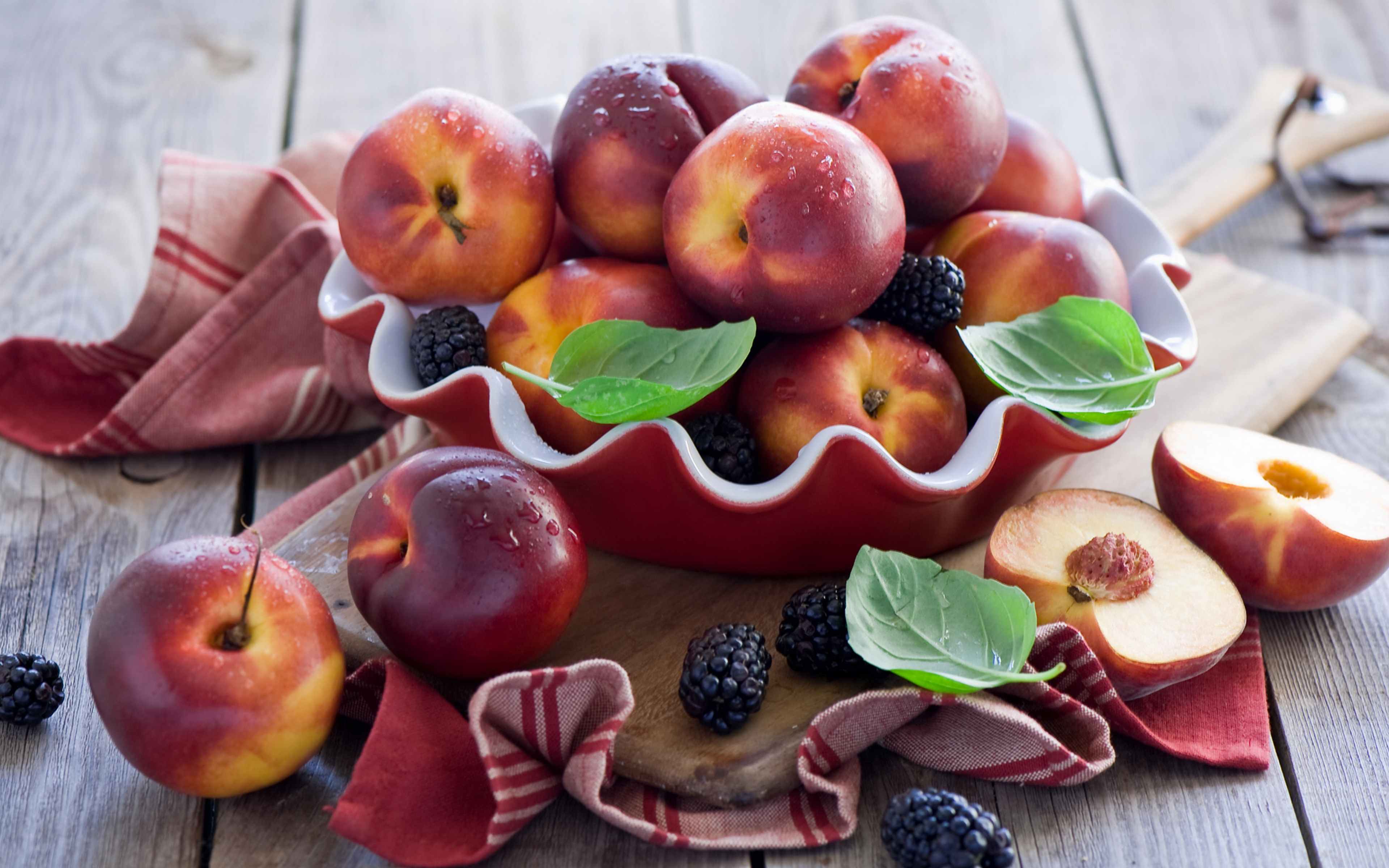 Фрукты предмет. Фрукты на столе. Яблоки и ягоды на тарелке. Персик фрукт. Эстетика фруктов.