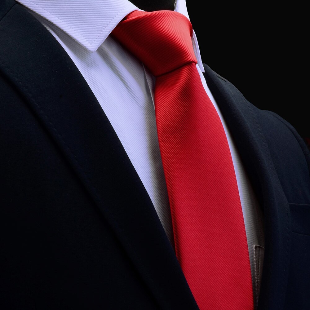 Белый костюм с красным галстуком