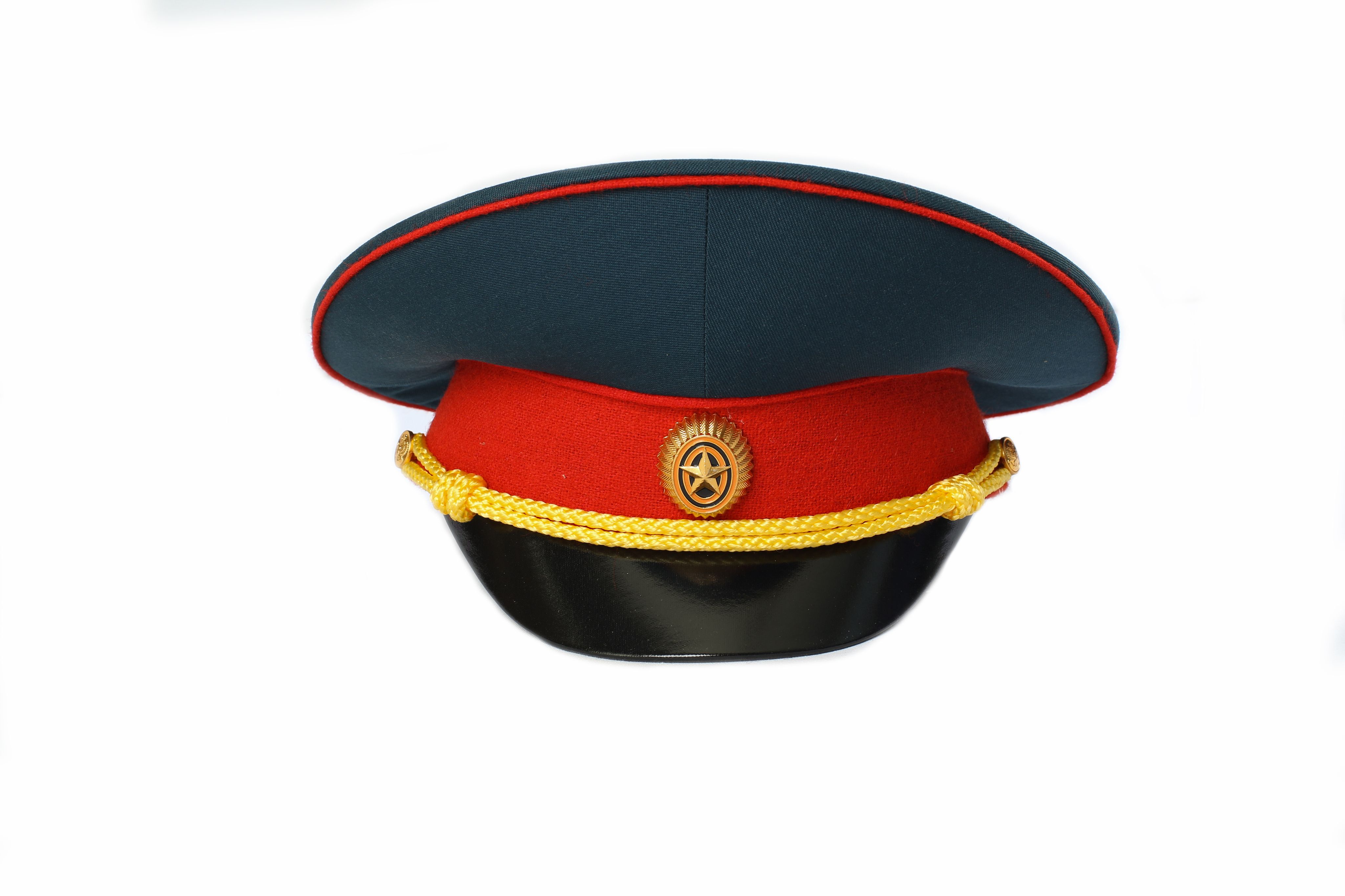 фуражка офицера советской армии на военном. современная офицерская фуражка. офицерская фуражка армии рф. офисная фуражка вс рф офицерская. фуражки вооруженных сил.