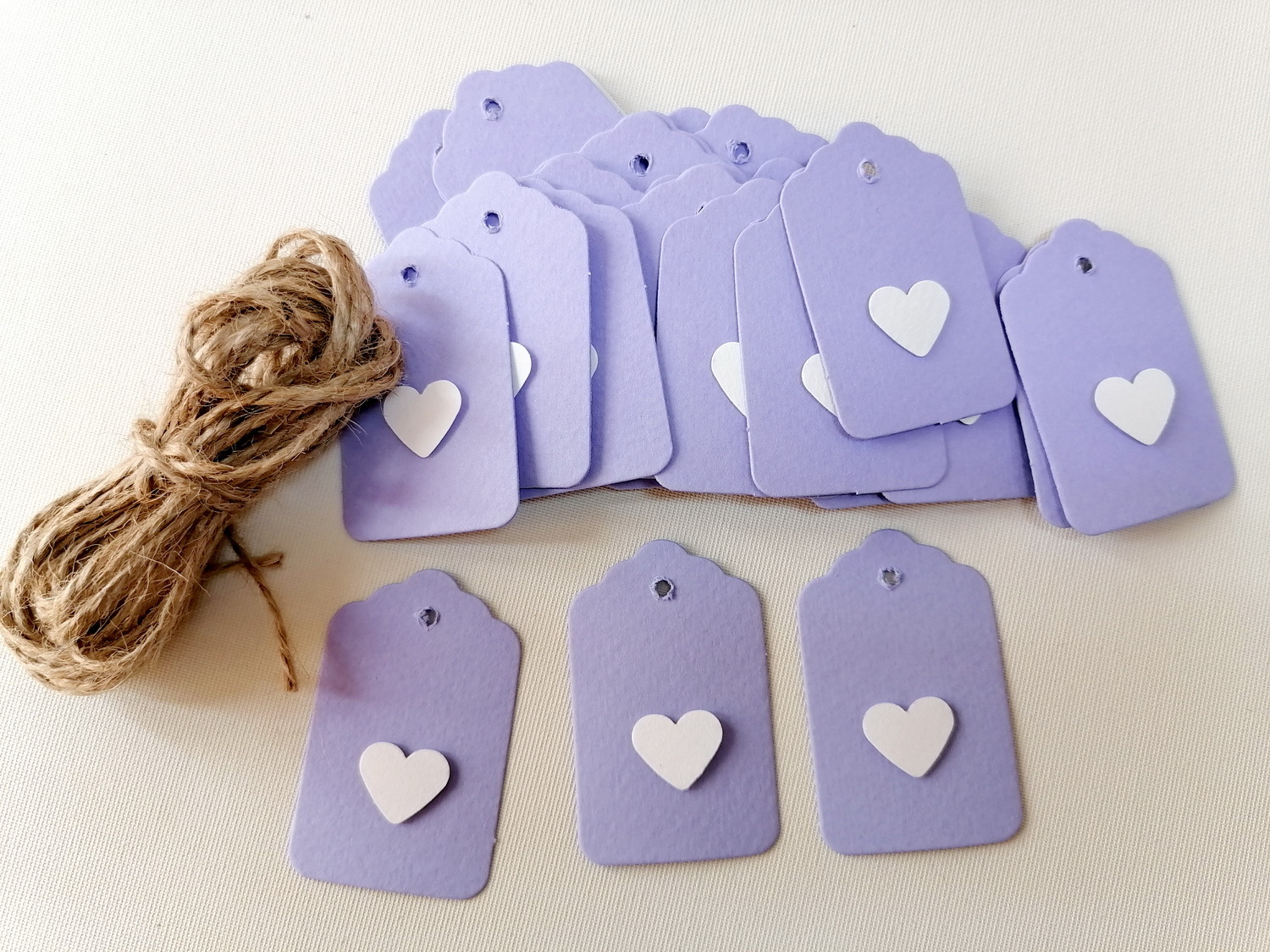 картонные бирки. картонные бирки. картонные бирки. бирки из картона. навесная бирка на одежду.