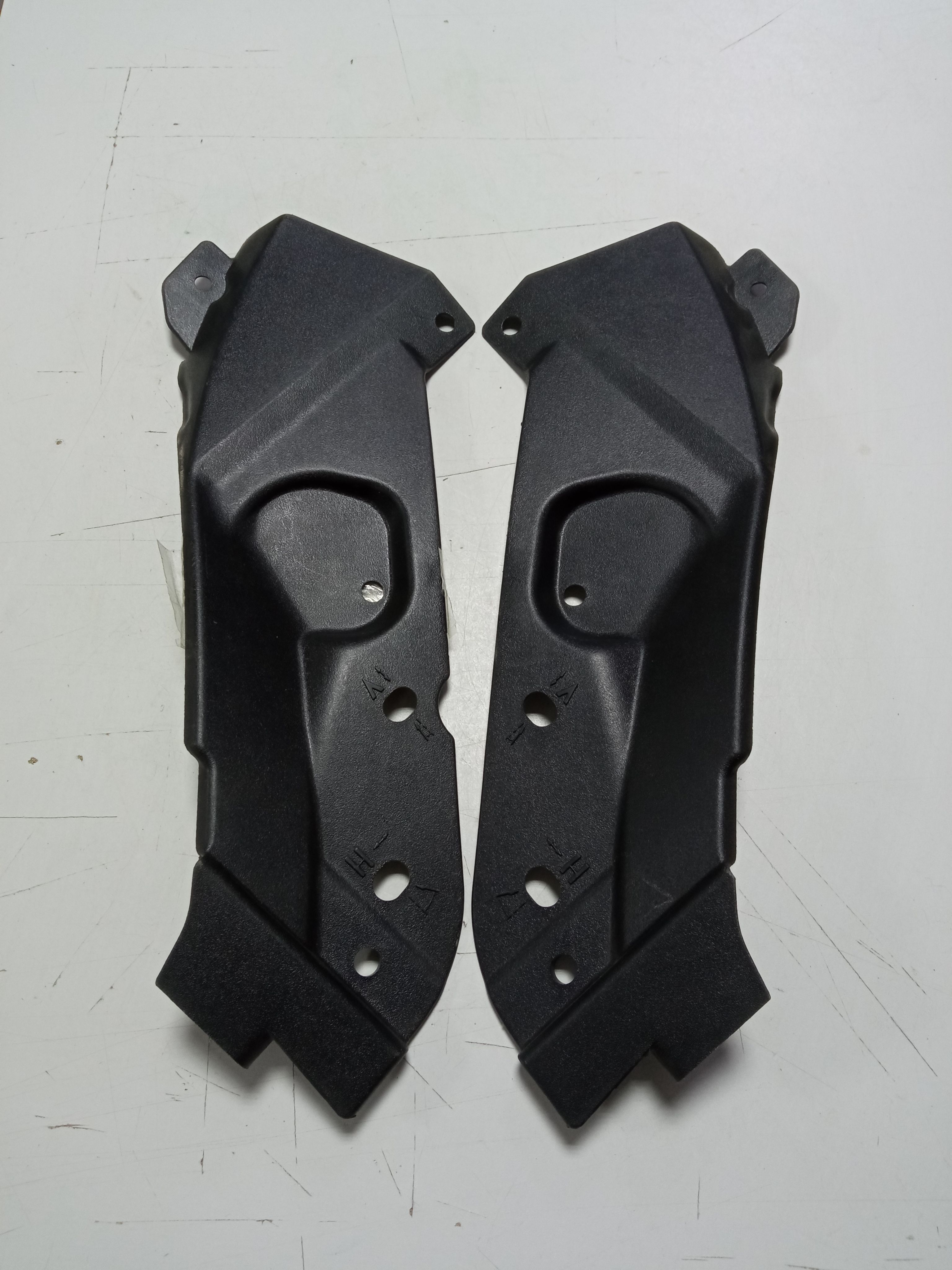 3302-8401533 газ. Крепление фары man tga. Кожух фары. Кронштейн для решеток на фару ман tga. Корпус фары passat cc.