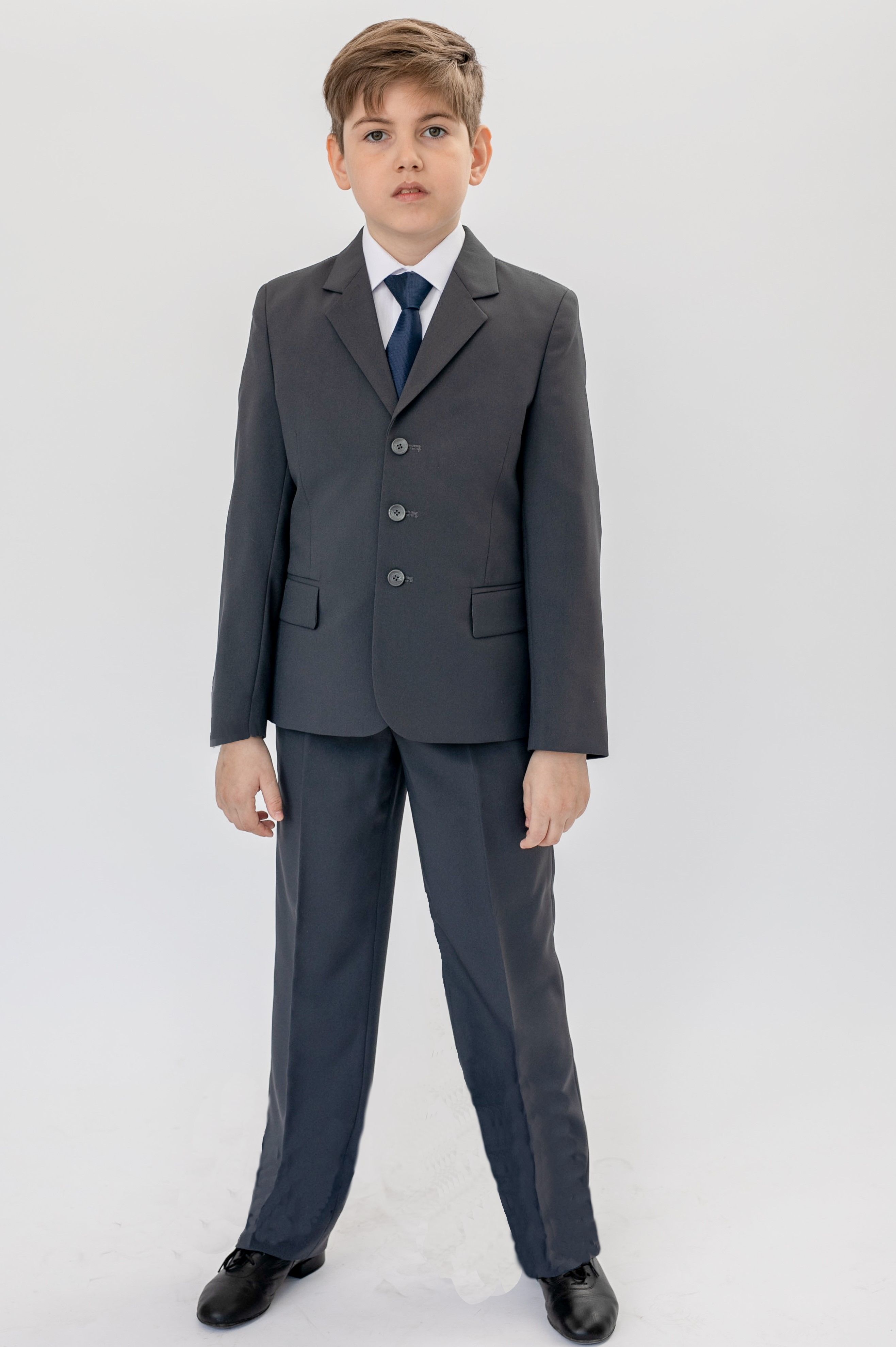 Серый костюм для мальчика школьный