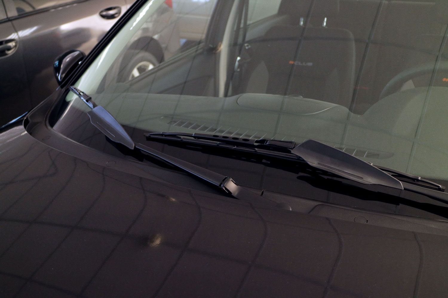 Как подобрать и поменять щетки стеклоочистителя для автомобиля?