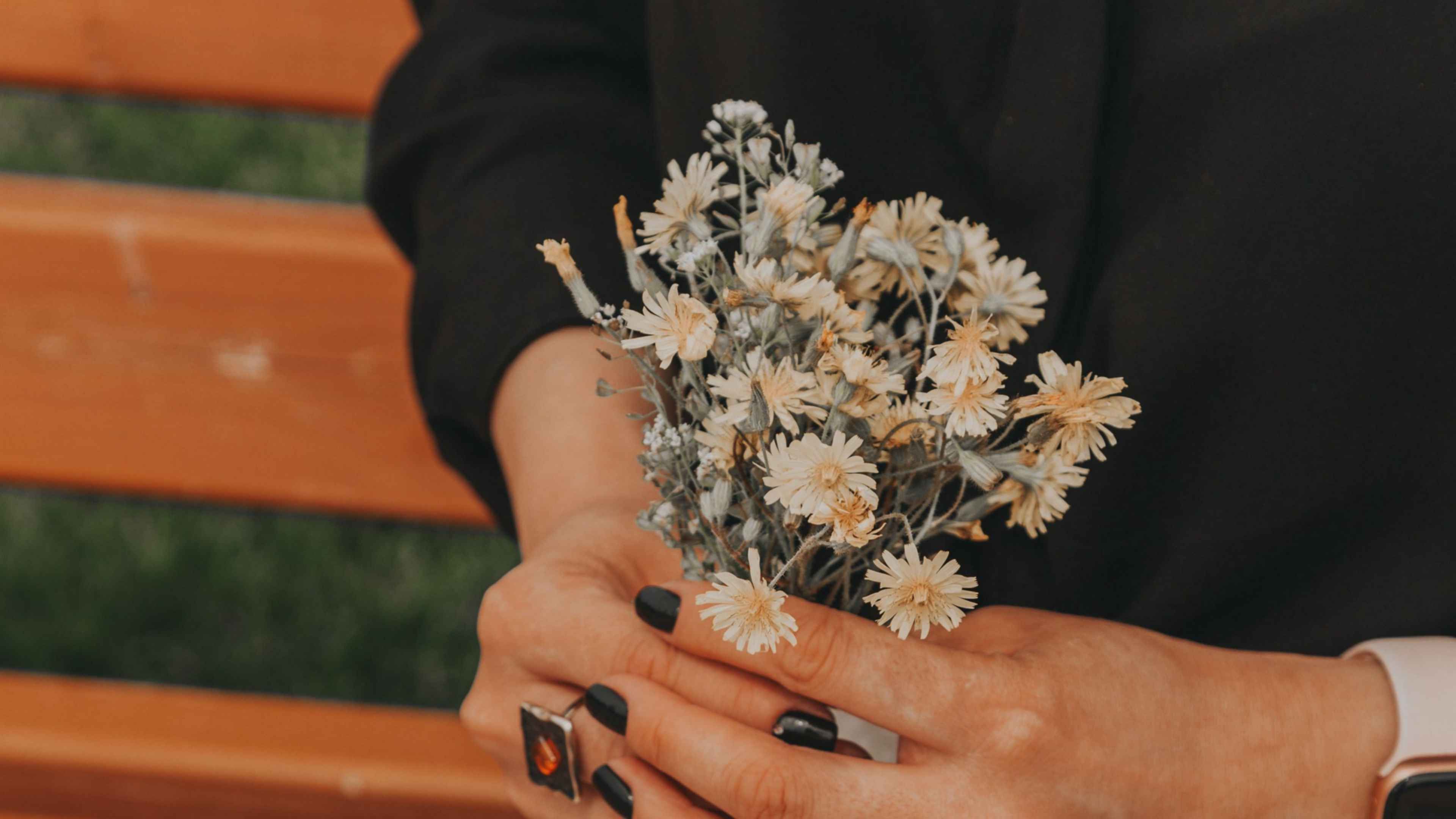 Песня держа в руках цветов букет. Букет цветов в руках. Цветок на руку.. Рука с цветами. Свадьба руки с кольцами.
