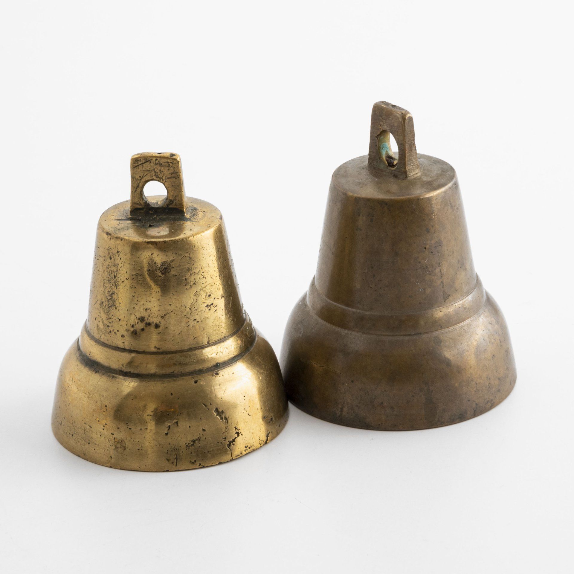 Поддужные колокольчики цены. Колокольчик бронза 1878 Слобода. Старинные колокольчики из бронзы. Бронзовые бубенчики. Бронзовый колокол.