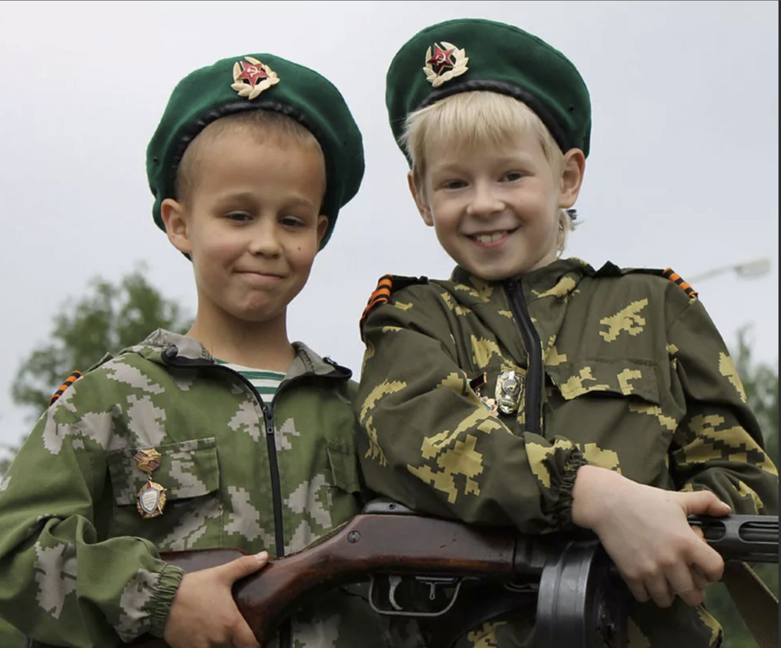 Малыш солдат. Армия для детей. Малыш в военной форме. Мальчик в военной форме.