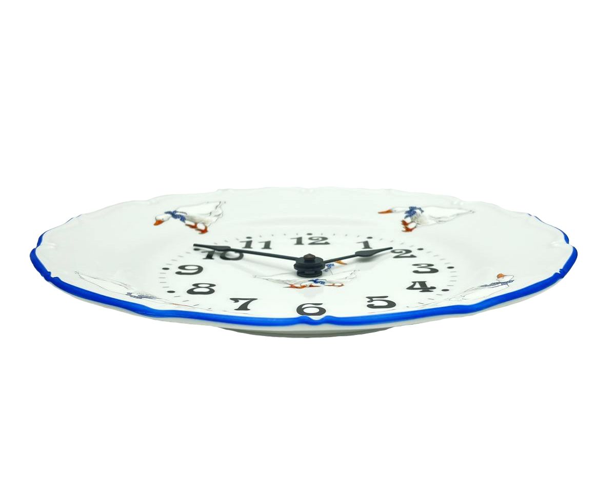 Тарелка для торта с лопаткой. Часы настенные фарфор. Часа в гусь. Часы настенные три кота. Часы чешский гусь.