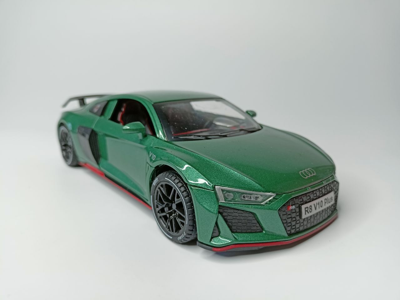 Коллекционная машинка игрушка металлическая Audi R8 для мальчиков  масштабная модель 1:24 зеленый - купить с доставкой по выгодным ценам в  интернет-магазине OZON (1240261809)