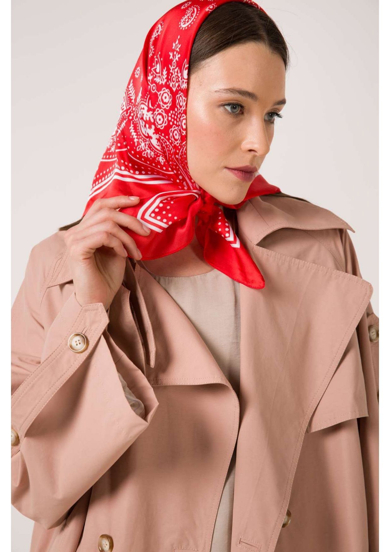 Платок красного цвета. Красный платок на голову. Красный шелковый платок. Красные красивые платки. Красный платок на шее.