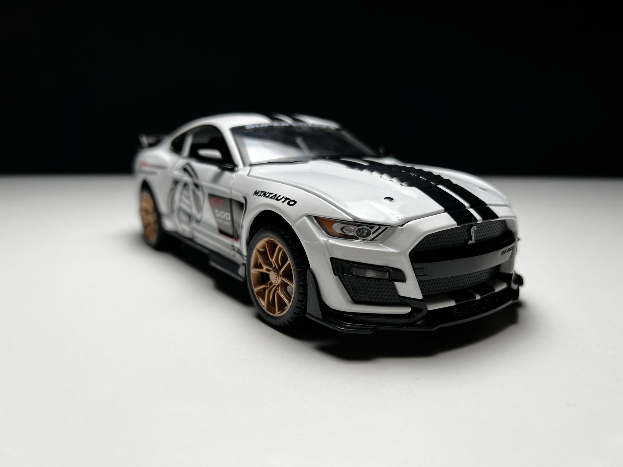 Машинка металлическая Ford Mustang Shelby 1:24, Коллекционная модель машины  для взрослых, Игрушечный автомобиль с звуковыми и световыми эффектами для  детей - купить с доставкой по выгодным ценам в интернет-магазине OZON ...