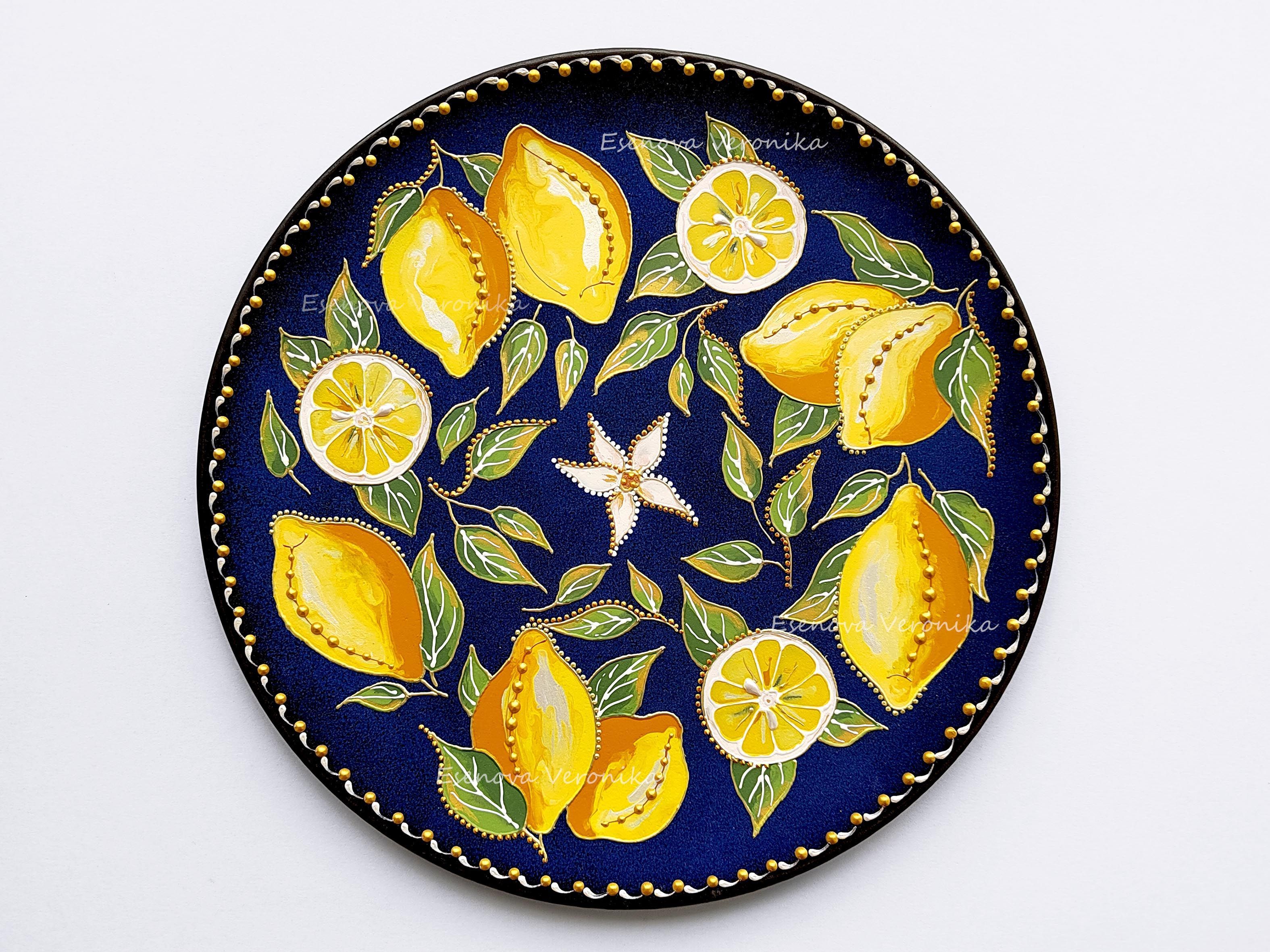 Тарелки с лимонами. Керамические тарелки с лимонами. Тарелка лимон керамика. Лимон на тарелке. Роспись тарелок лимоны.