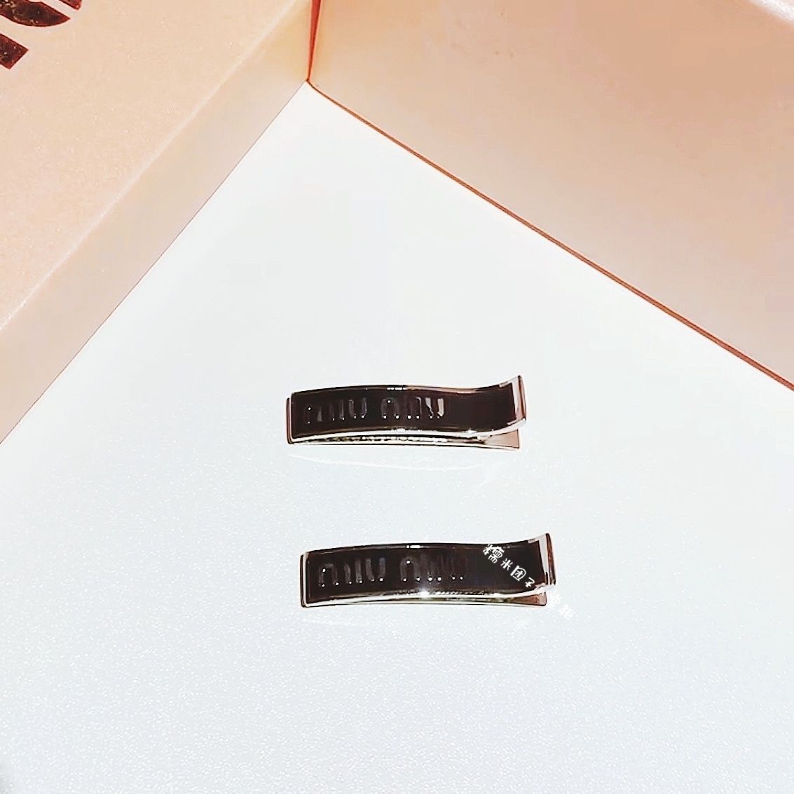 Заколка miu miu. Заколка miu miu
