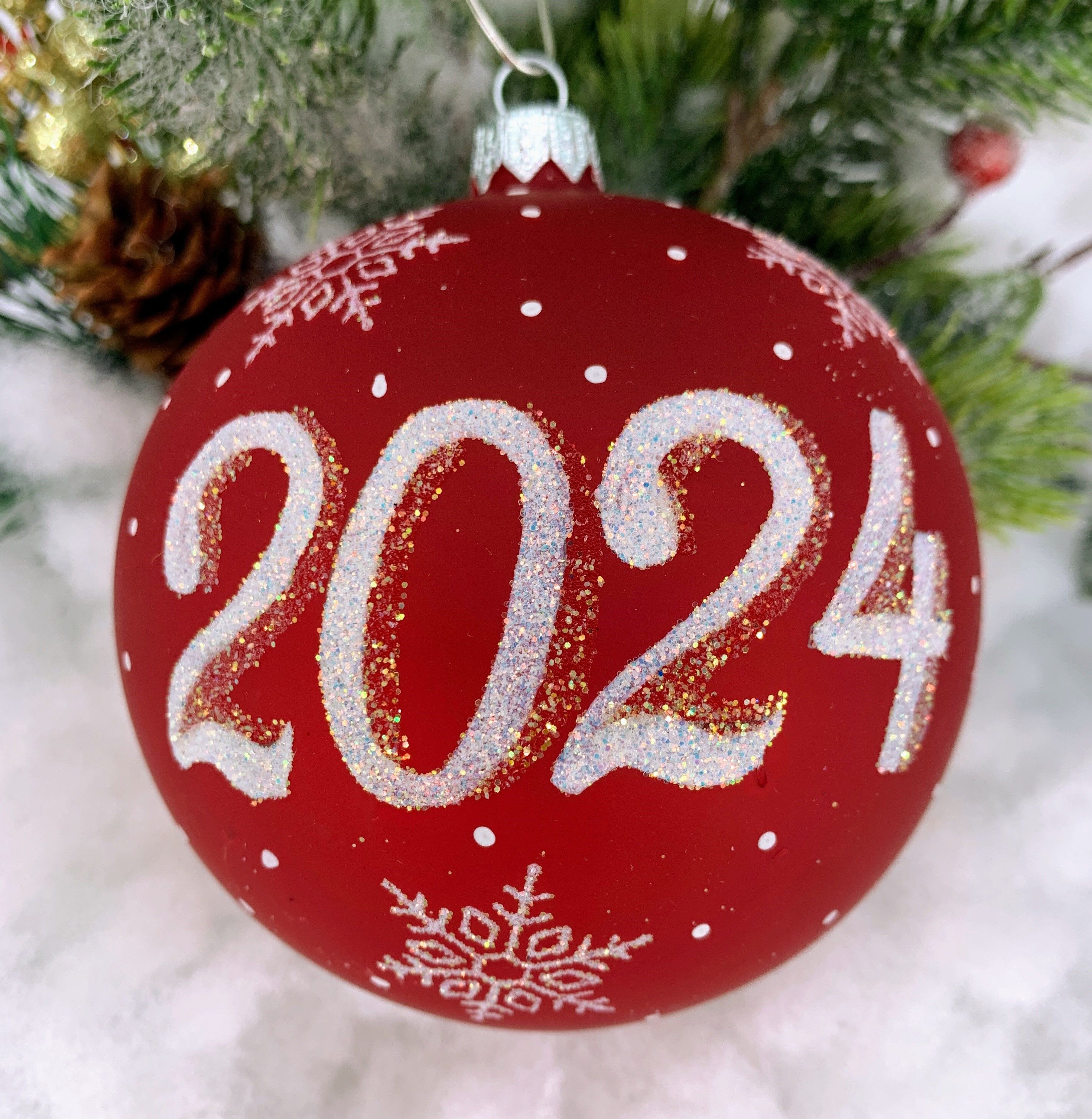 Результаты crystal ball 2024. Новогодний шар 2024. Новогодний шарик с 2024. Шары выпуск 2024. Модные обои 2024 шары.
