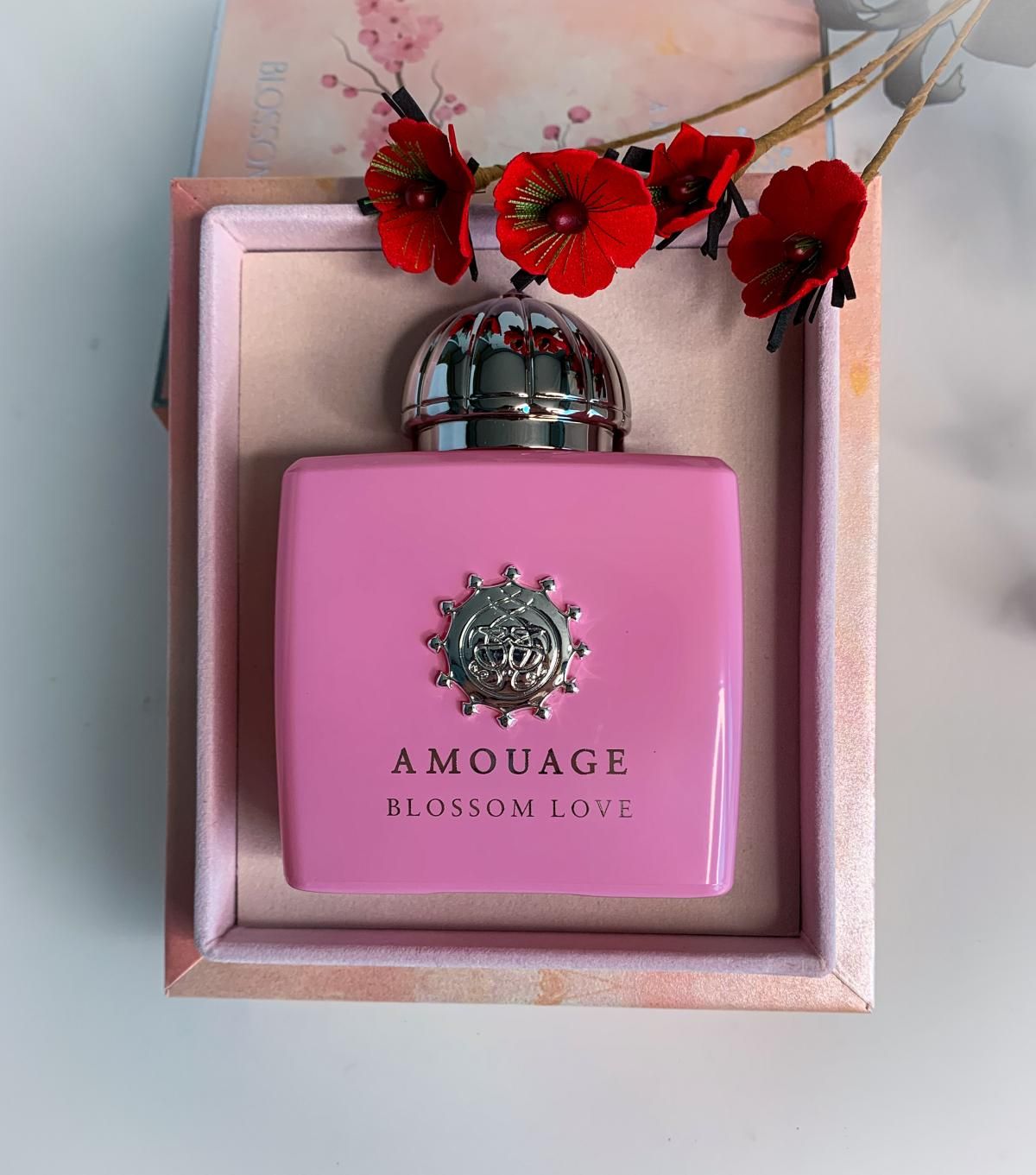 Amouage blossom love отзывы. Amouage Blossom Love набор. Amouage Secret Garden. Амуаж блоссом лов голубая. Amouage-Blossom-Love-for-woman красивые фото.