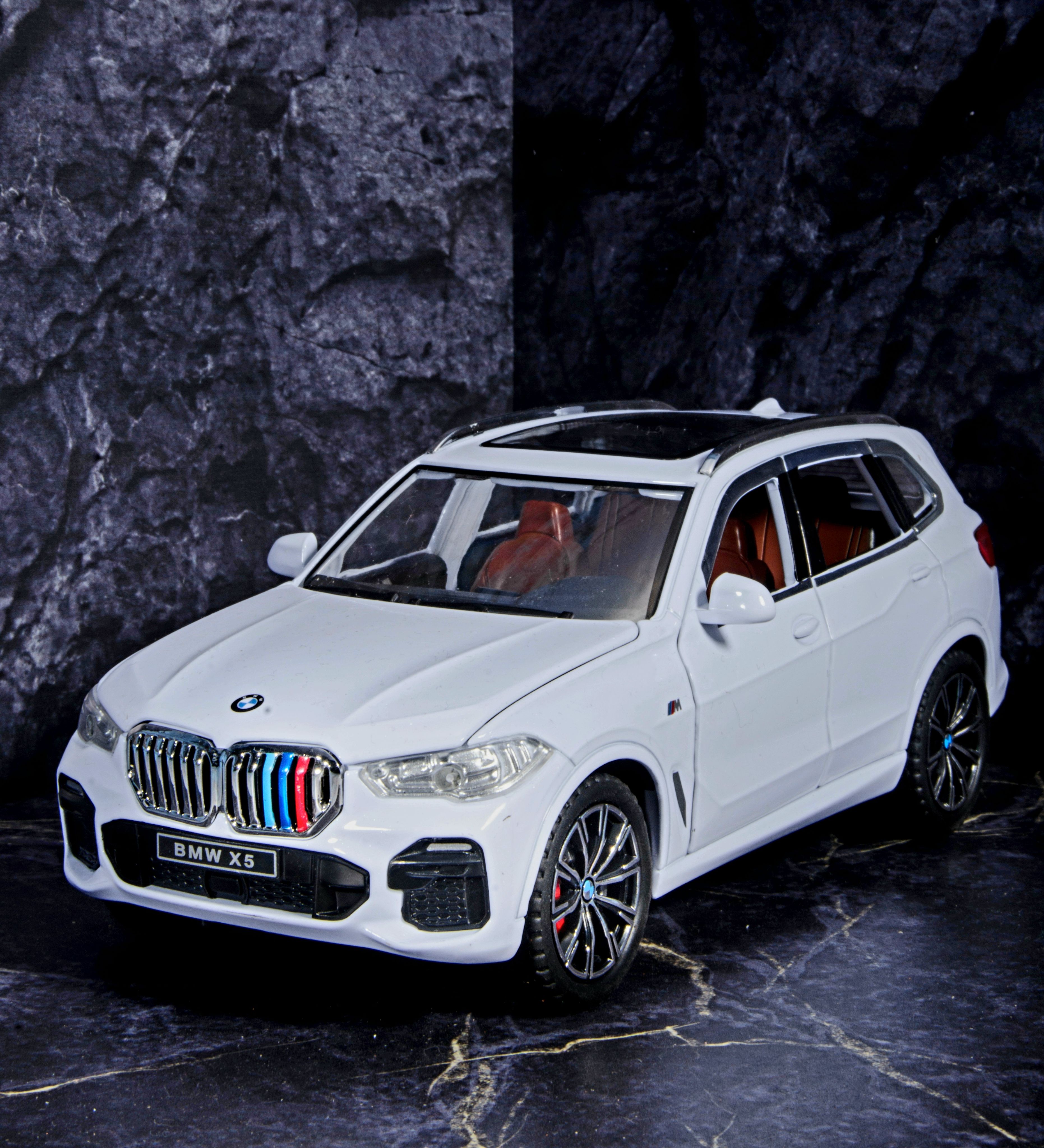 Металлическая инерционная машинка BMW X5 белая, масштаб 1:24, длина 21 см.  - купить с доставкой по выгодным ценам в интернет-магазине OZON (283062371)