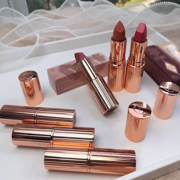 Помада Charlotte Tilbury В Оттенке Pillow Talk - купить с доставкой по ...