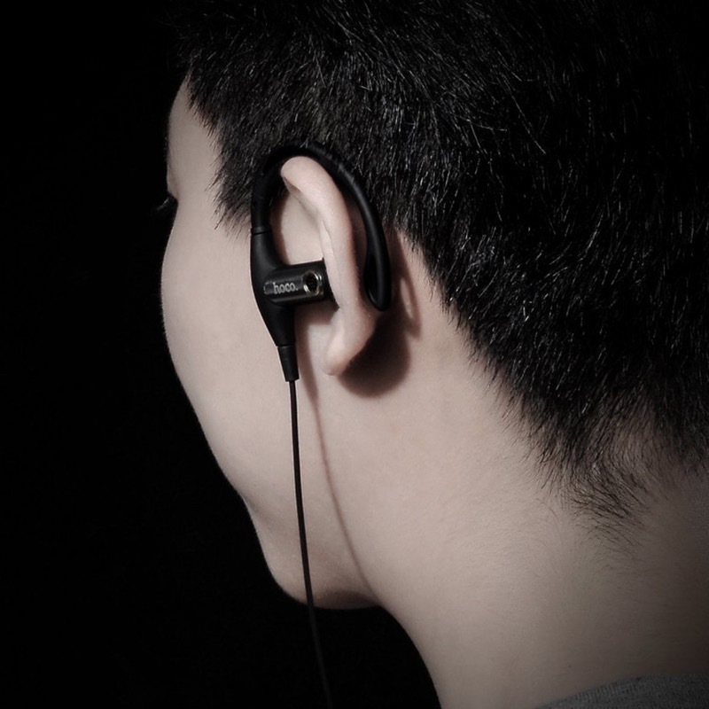 Hoco sports. Наушники Hoco l2. Наушники Hoco m2, Black. Мужчина с черным наушником вакуумным. Как носить наушники Hoco.