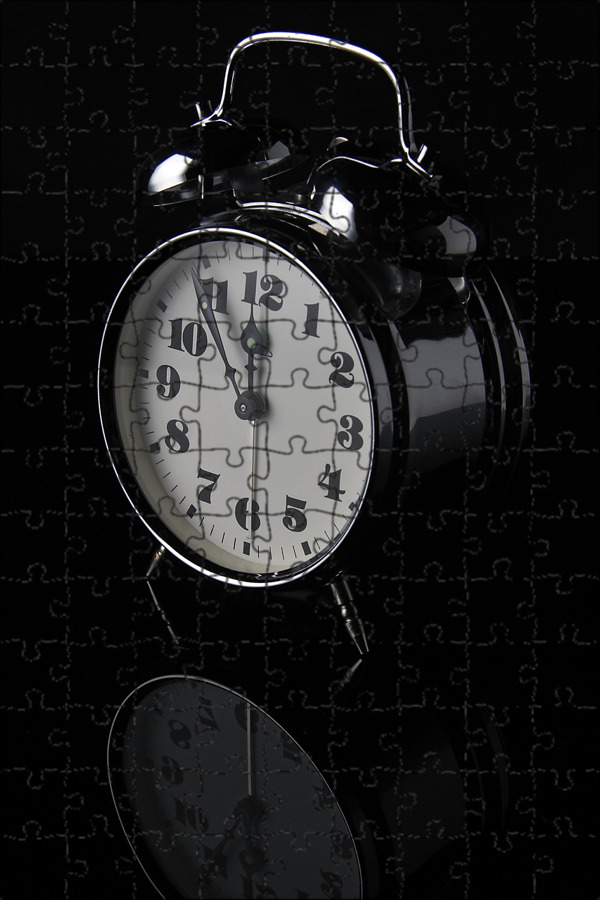 Часы будильник черный. Часы будильник. Часы черно белые. Часы на черном фоне. Часы на темном фоне.