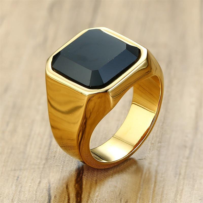 Кольцо с черным камнем из золота