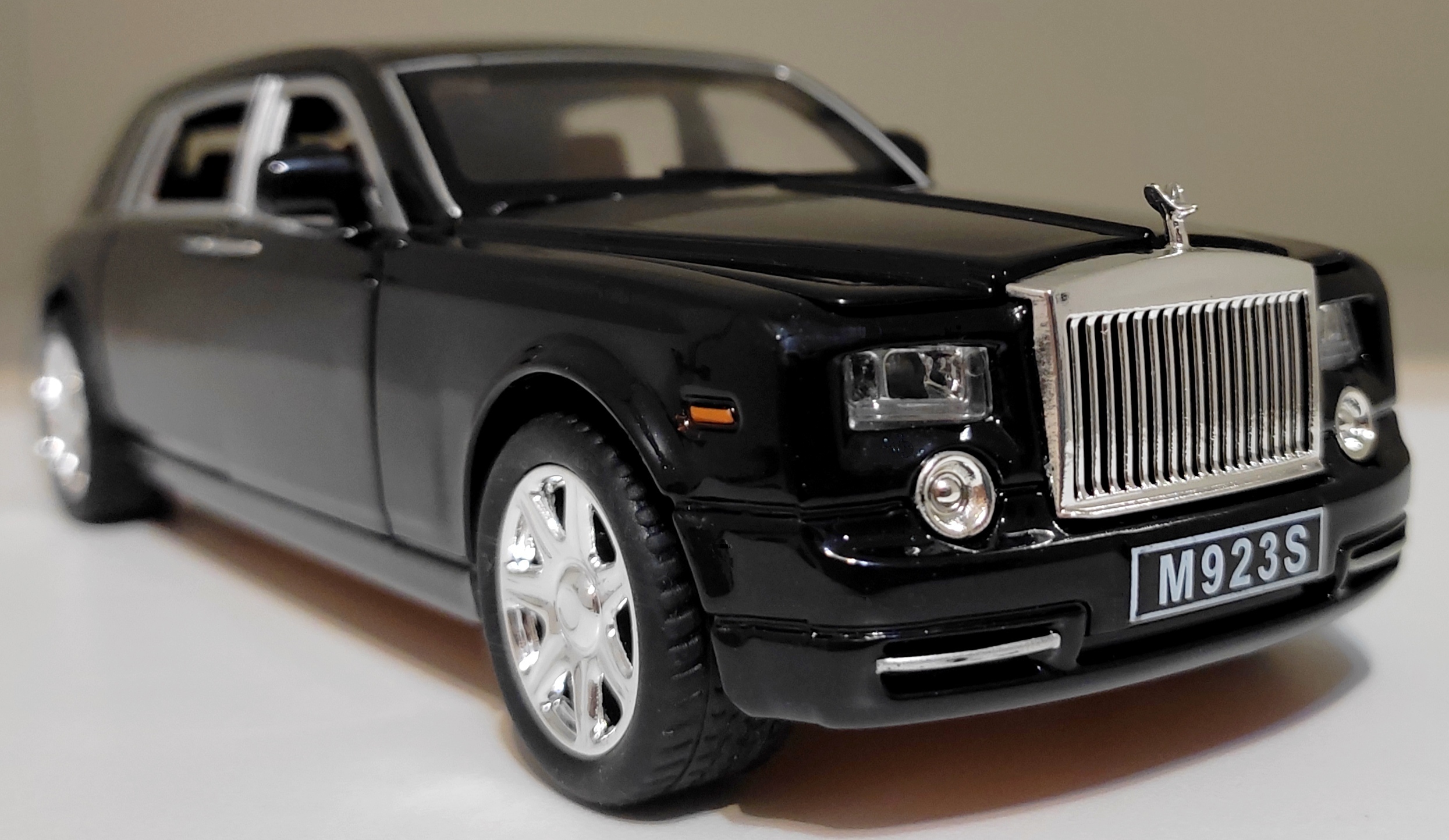 Rolls royce cullinan игрушка. Rolls royce игрушка. Статуэтка роллс ройс. Машинка роллс ройс игрушка 1 24 модель. Машинки rolls royce.