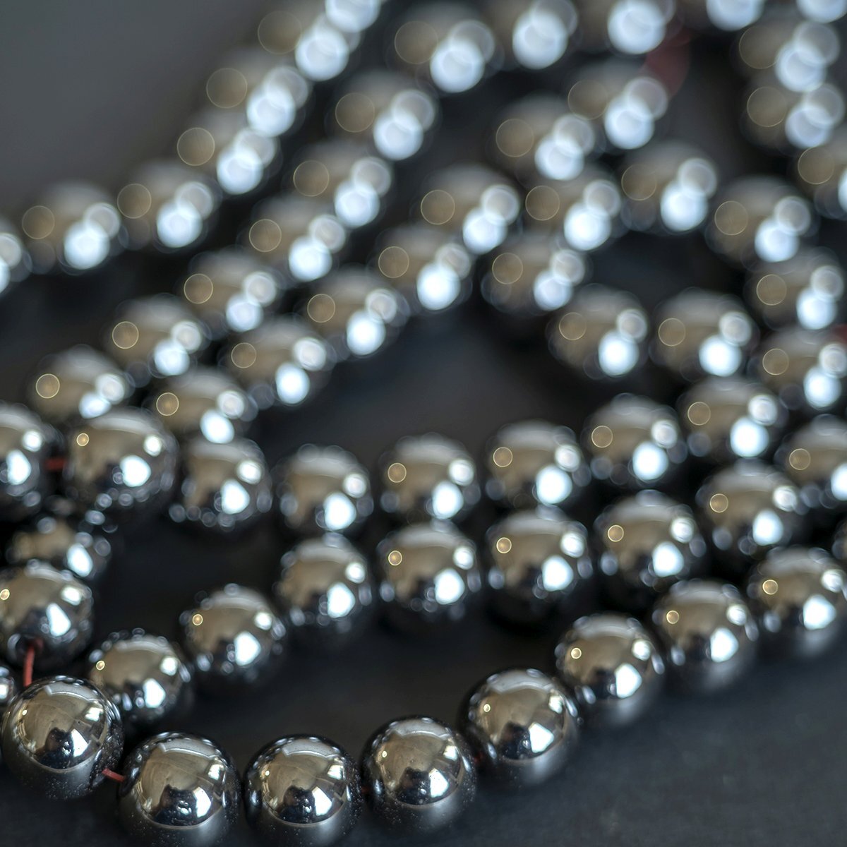 Гематит камень бусины. Гематит бусины. Гематит светлый. Гематит бусины. Гематит бусины.