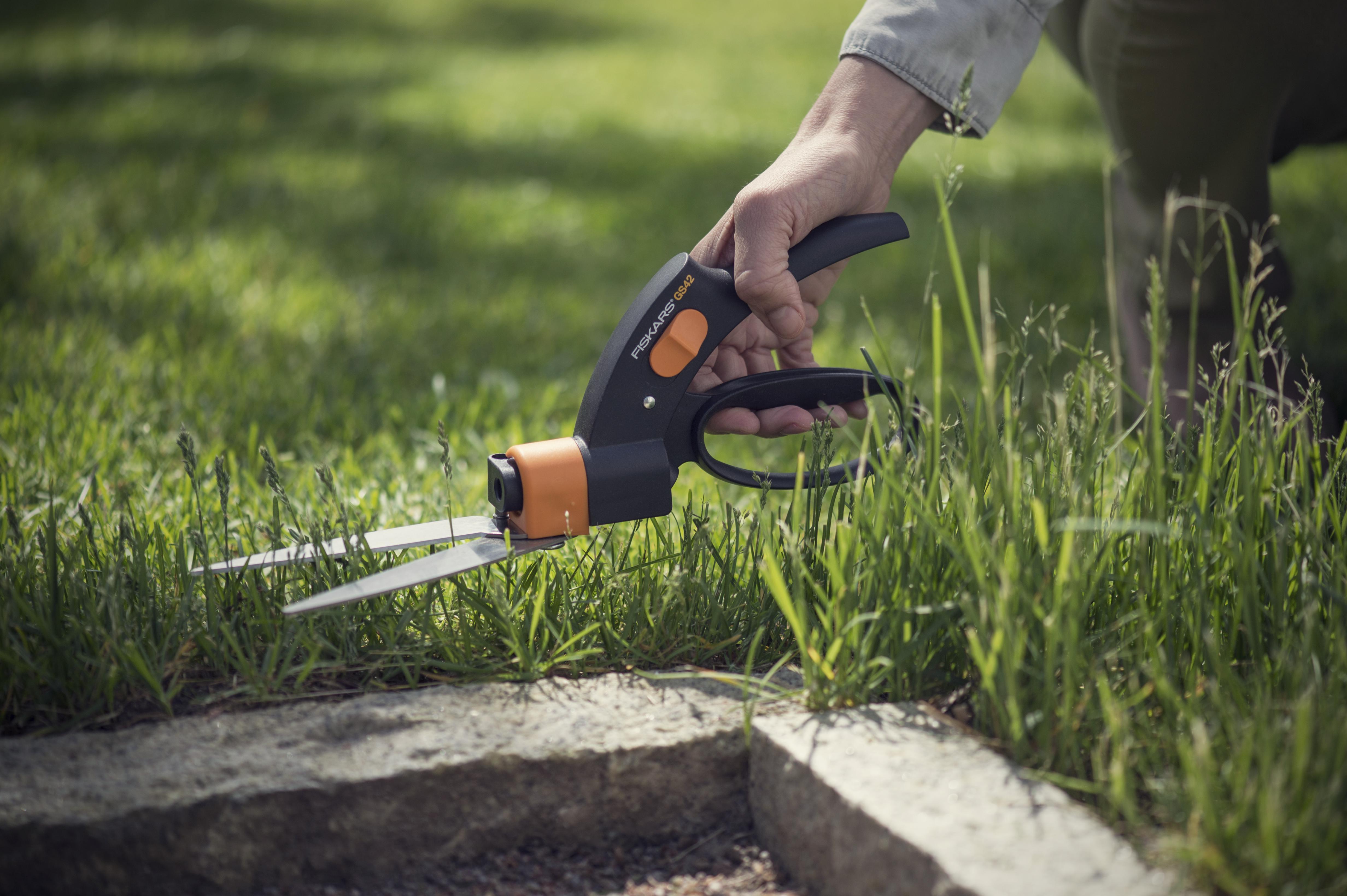 Ножницы для травы. Ножницы для травы fiskars gs42. Садовые ножницы fiskars 113680. Садовые ножницы fiskars Servo-System gs42. Ножницы газонные fiskars gs42.